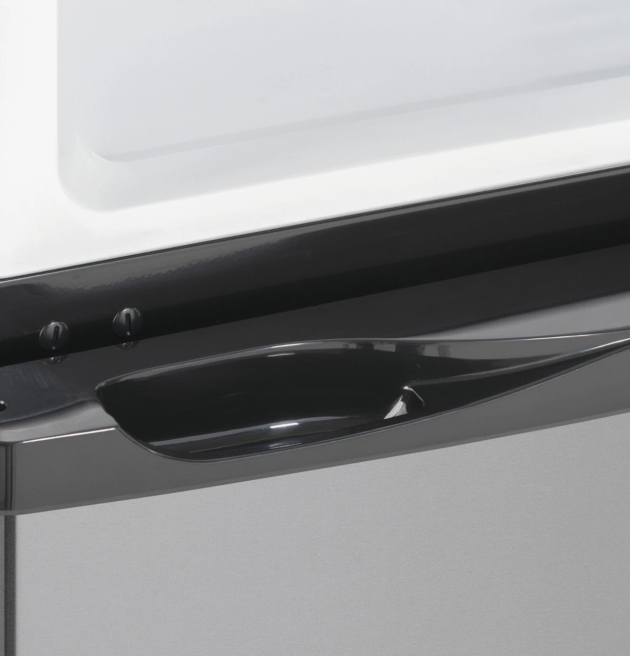 GE Appliances® - 9.8 Cu. Ft. 12 Volt DC Power Top-Freezer Refrigerator - Image 7